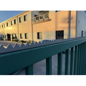 Bordure défensive en acier brut pliée et découpée au laser - 25mm de hauteur - 1,98m de longueur - 3mm d'épaisseur