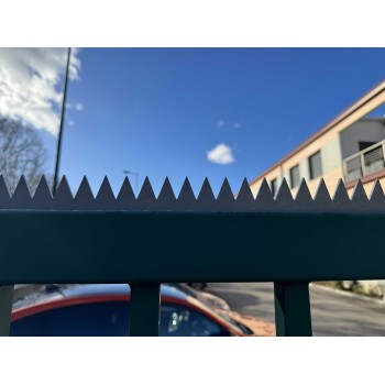 Bordure défensive en acier brut découpée au laser, 40mm de hauteur, 1980mm de longueur, 3mm d'épaisseur