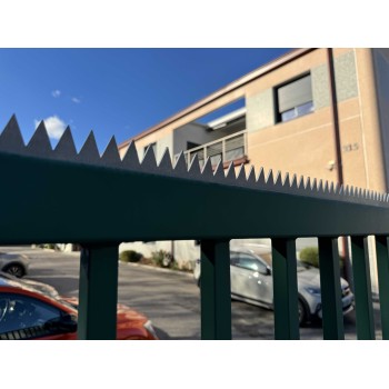 Bordure défensive en acier brut découpée au laser, 40mm de hauteur, 1980mm de longueur, 3mm d'épaisseur